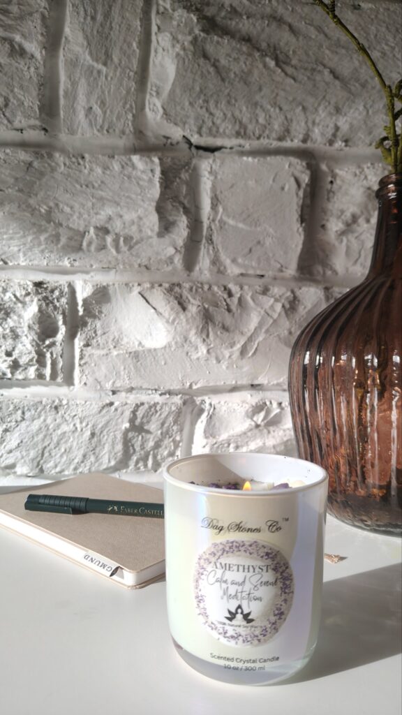 Crystal aromatherapy candle with healing crystals from Dag Stones Collection